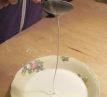 Ooblek pouring like a liquid