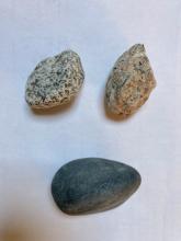 igenous beach rocks: black and pink granite (top) and basalt